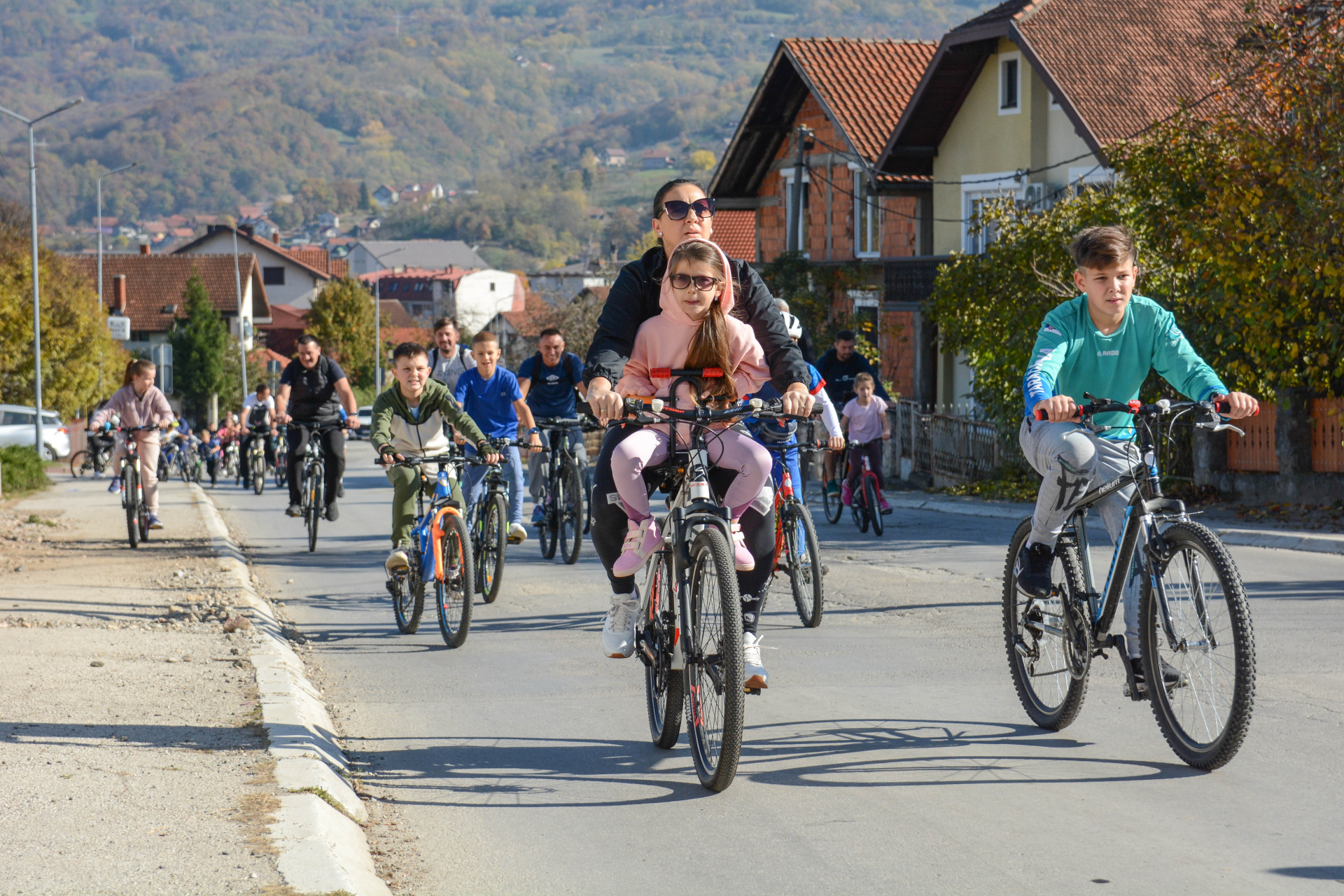 Prelepe slike iz Bajine Bašte - porodica, zdravlje i tradicija povezani u jedinstvenu Ćiriličnu biciklijadu: Praznik sporta i osmeha na obalama Drine (FOTO)