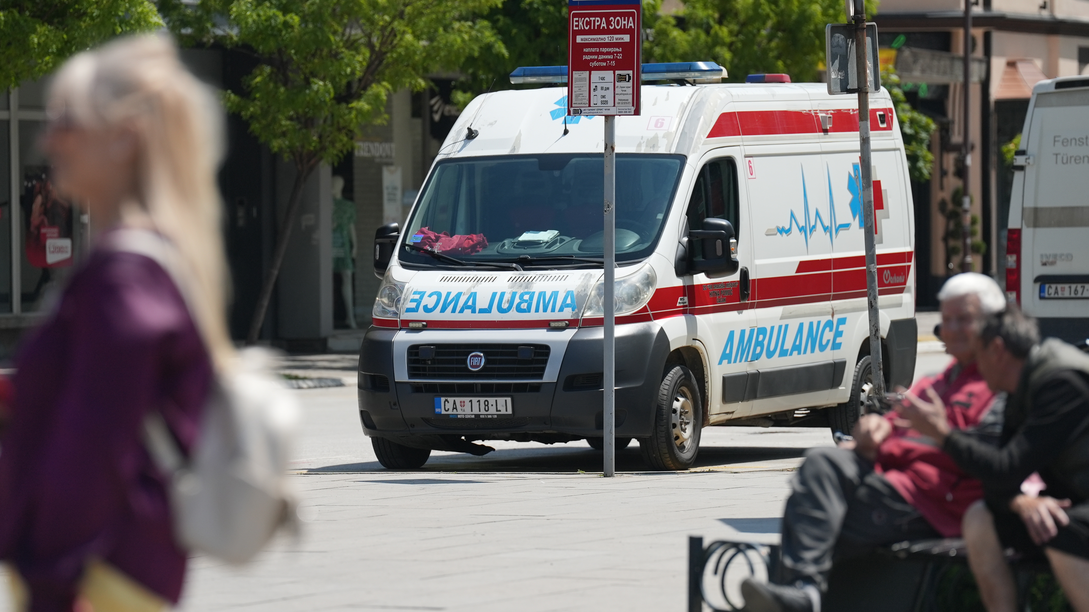 Motociklista naleteo na pešaka u Kragujevcu: Muškarac oboren na obeleženom prelazu, sa povredama hitno prebačen u bolnicu