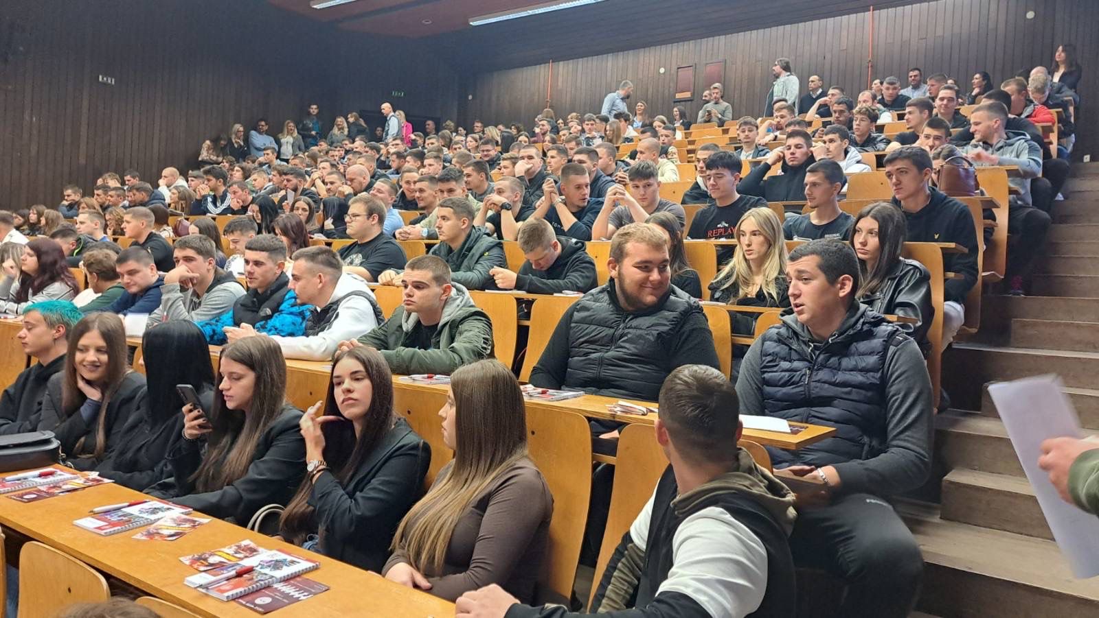 Pun amfiteatar brucoša na FTN / foto: RINA