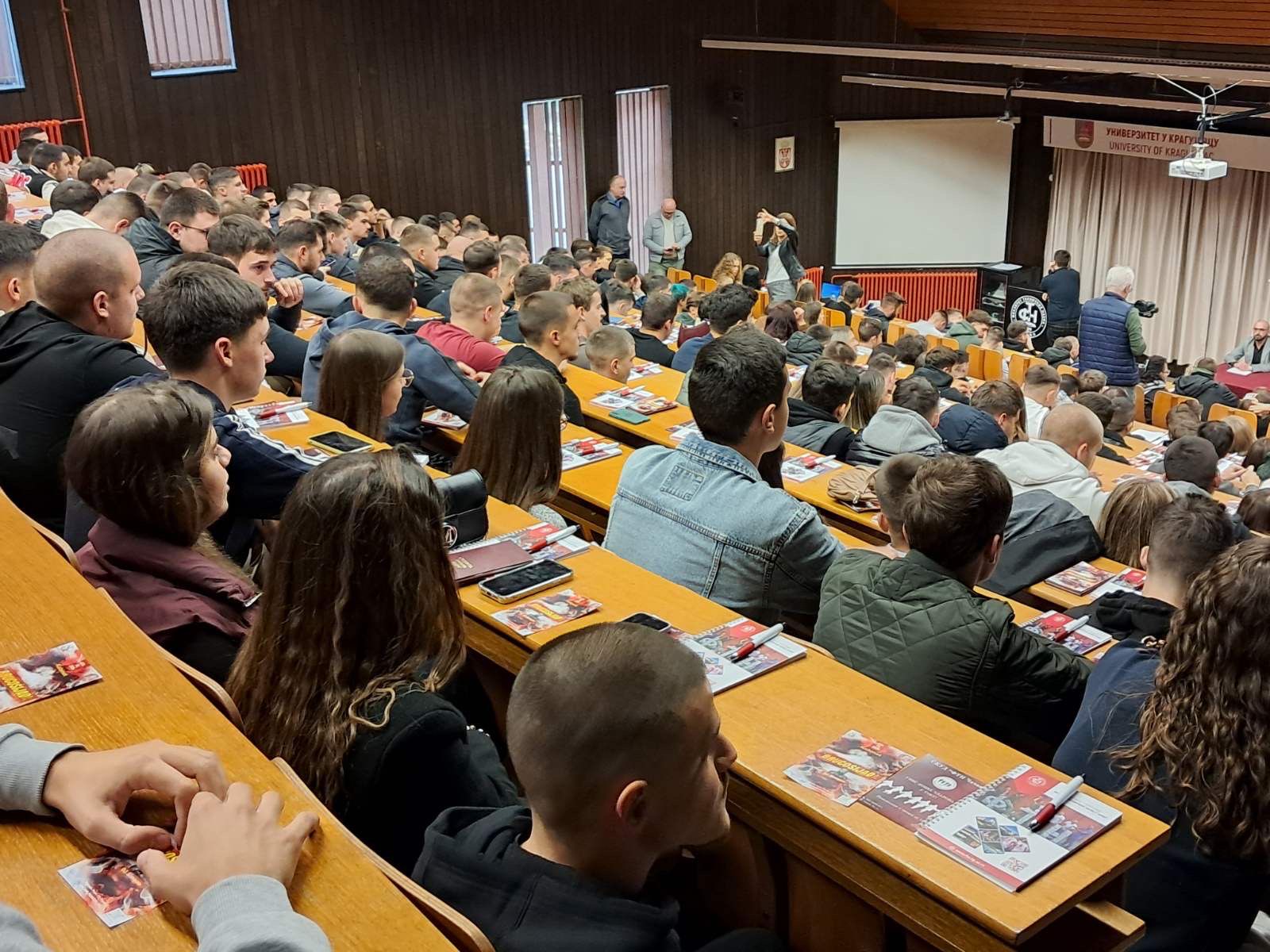 Srećno, dragi studenti: Prelepa slika iz punog amfiteatra Fakulteta tehničkih nauka u Čačku - počela nova akademska godina (FOTO) 