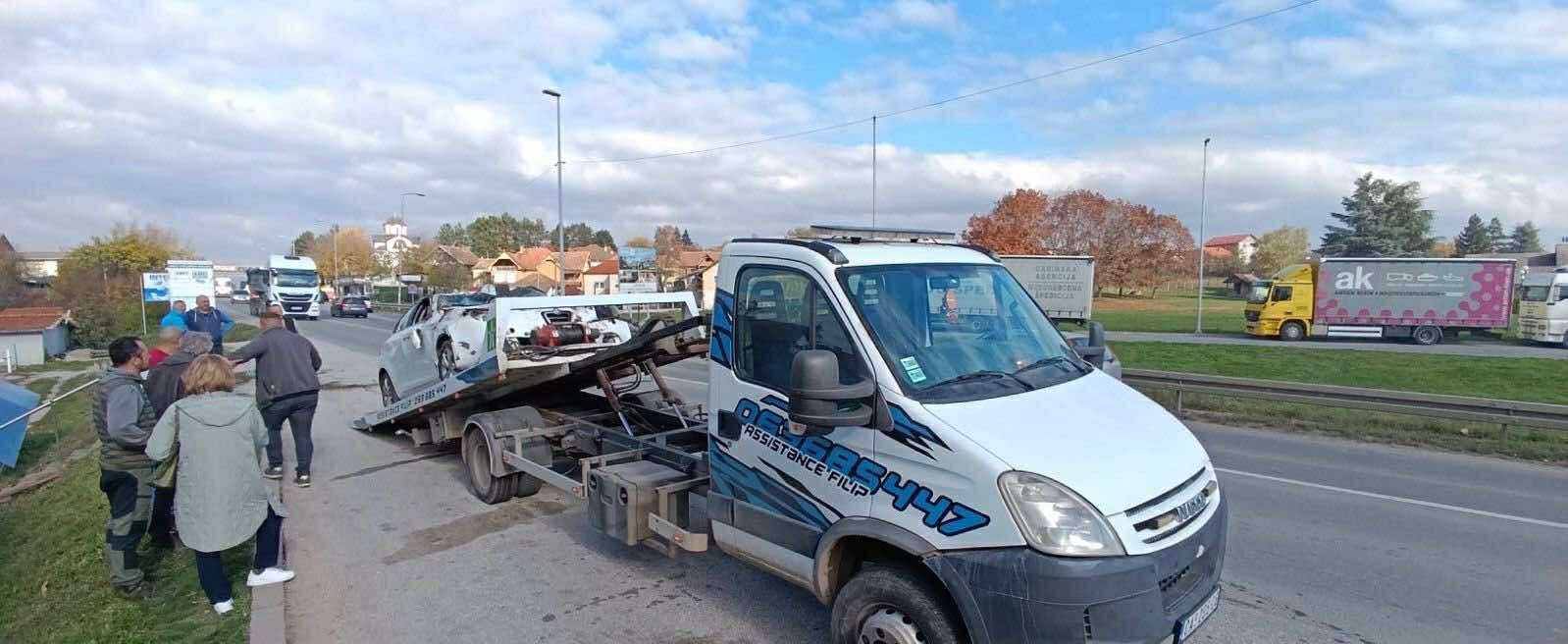 Izgubio kontrolu nad vozilom pa uleteo ljudima u dvorište: Teža nezgoda u Preljini kod Čačka, vozač povređen (FOTO)