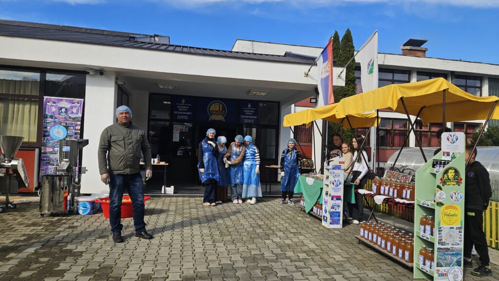 Preko 300 đaka radi u učeničkoj zadruzi u Brodarevu kao što se to radilo nekad / foto: RINA