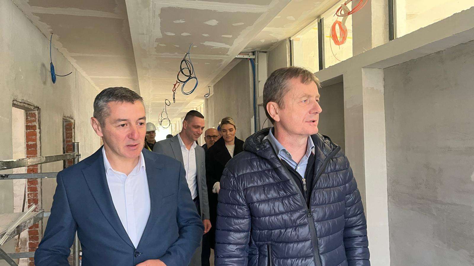 Ovo je najskuplja investicija u obrazovanje u čitavom Zlatiborskom okrugu: Osnovna škola u Kosjeriću dobija potpuno novo ruho, već do kraja godine gotov jedan deo (FOTO)