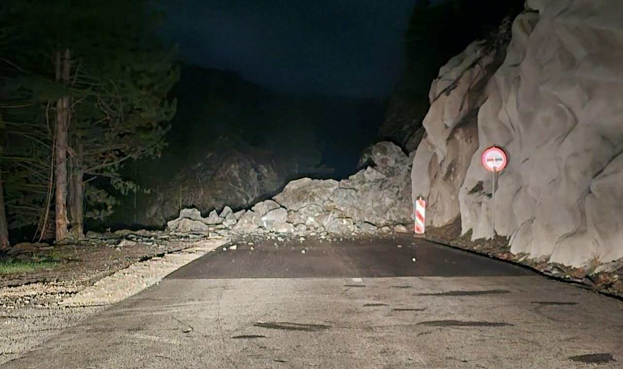 Za dlaku izbegnuta tragedija: Ogromna količina stena survala se na put kod Priboja