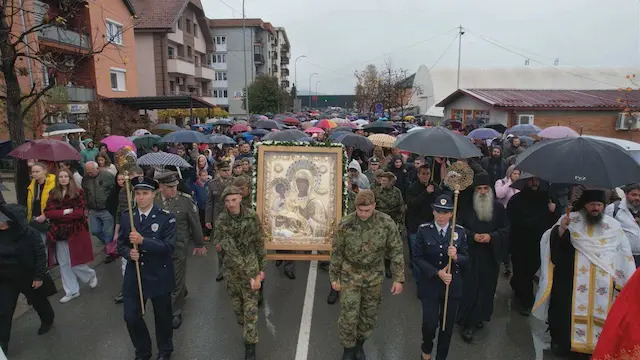 Važan dan za Požegu: Iz Hilandara u crkvu Sveta Tri Jerarha stigla ikona Presvete Bogorodice Trojeručice, ispred hrama dočekao je veliki broj vernika (FOTO)
