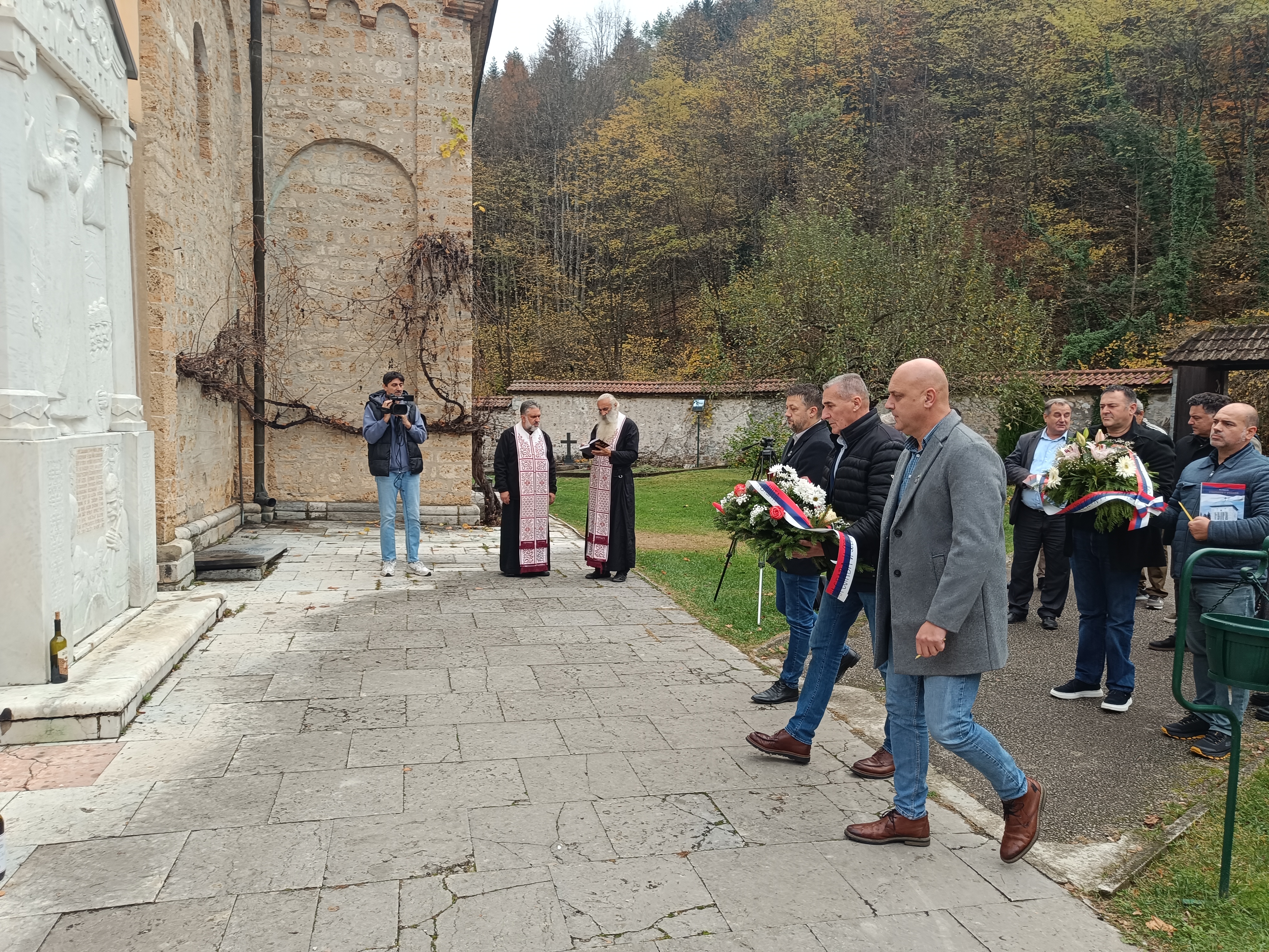 Hvala dedi na pobedi: U manastiru Rača položeni venci i održan parastos u znak sećanja na junake stradale u Prvom svetskom ratu (FOTO)