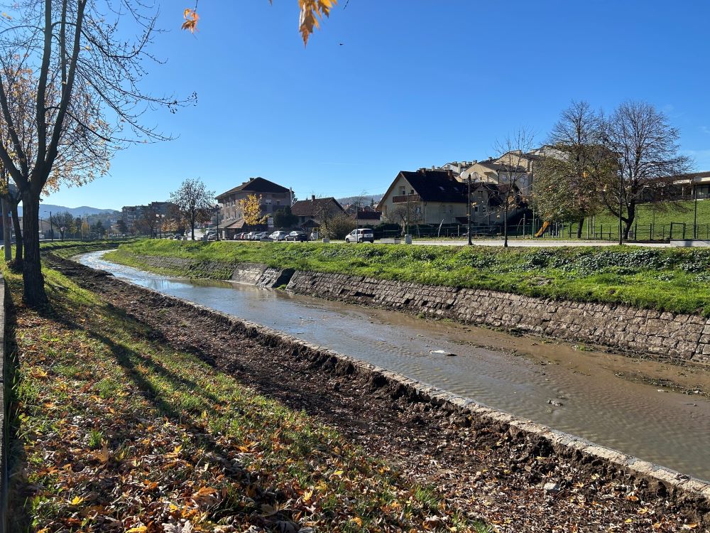 Gradi se novi most, pešačke i biciklističke staze: U toku radovi na uređenju korita reke Despotovice - Gornji Milanovac dobija novo ruho (FOTO)