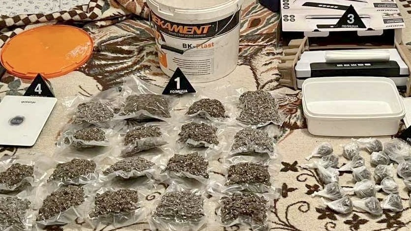 Kragujevčanin sakrio dva kilograma marihuane u svojoj kući: Policija pretresla prostorije i pronašla 34 vakumiranih keseca i vagicu (FOTO)