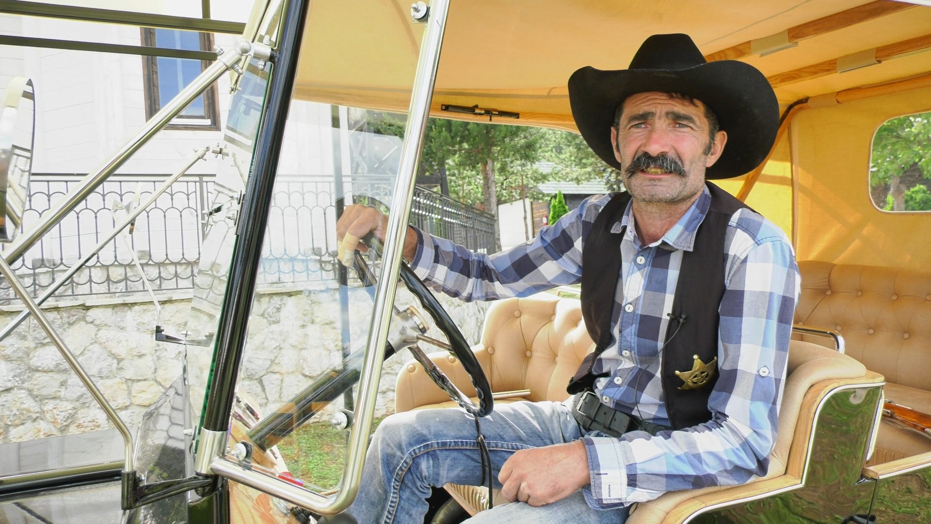 Drvomobil na šumadijski način: Rade iz Kragujevca duže od dve godine ručno sklapao ljutu mašinu po uzoru na čuveno vozilo - prelepa je i u voznom stanju (FOTO)