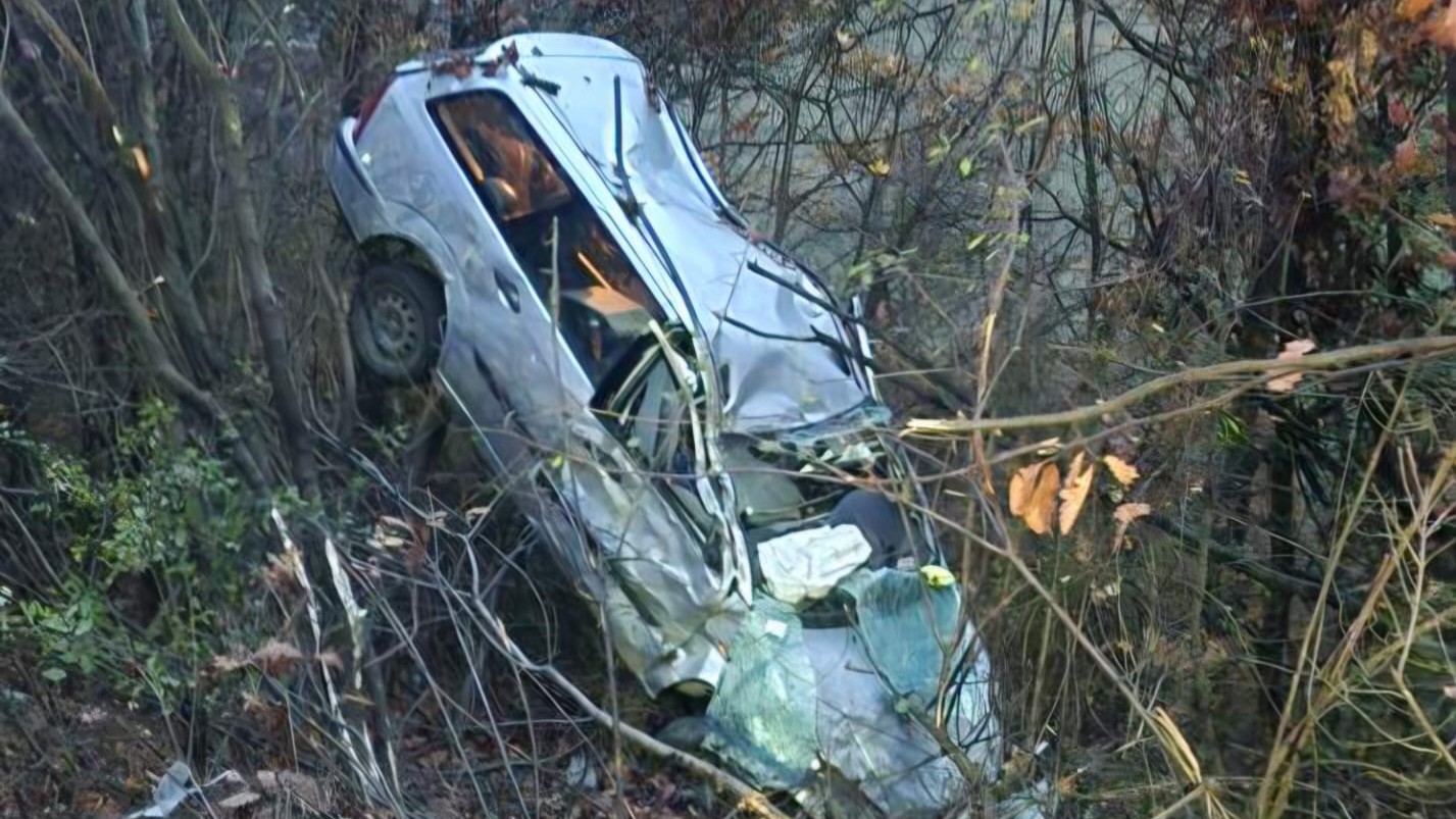 Sleteli u provaliju duboku oko 50 metara: Teška nezgoda kod Prijepolja, povređene putnika iz automobila izvukli spasioci - prevezeni u bolnicu (FOTO)