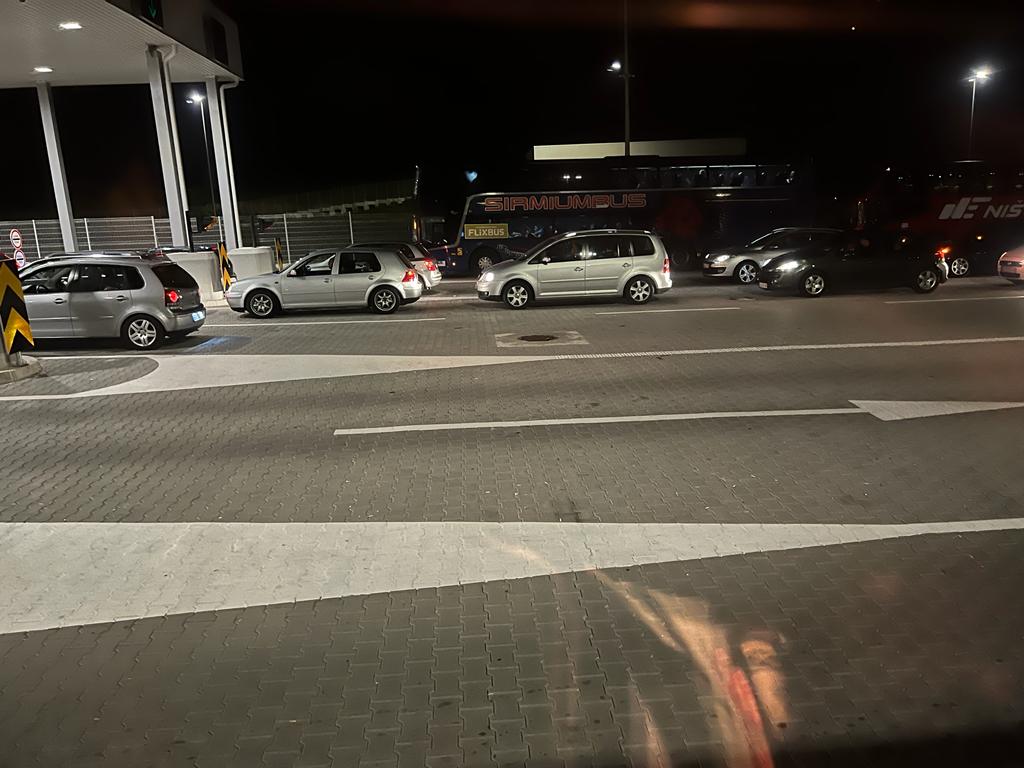Počela praznična seoba Crnogoraca sa Zlatibora put kuće: Haos na graničnom prelazu Dobrakovo, neki vozači čekaju skoro sat vremena u koloni 