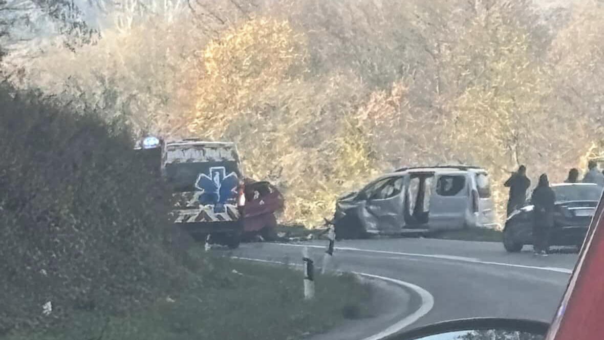 Više osoba povređeno u udesu u Ovčarsko-kablarskoj klisuri, saobraćaj u prekidu (FOTO)