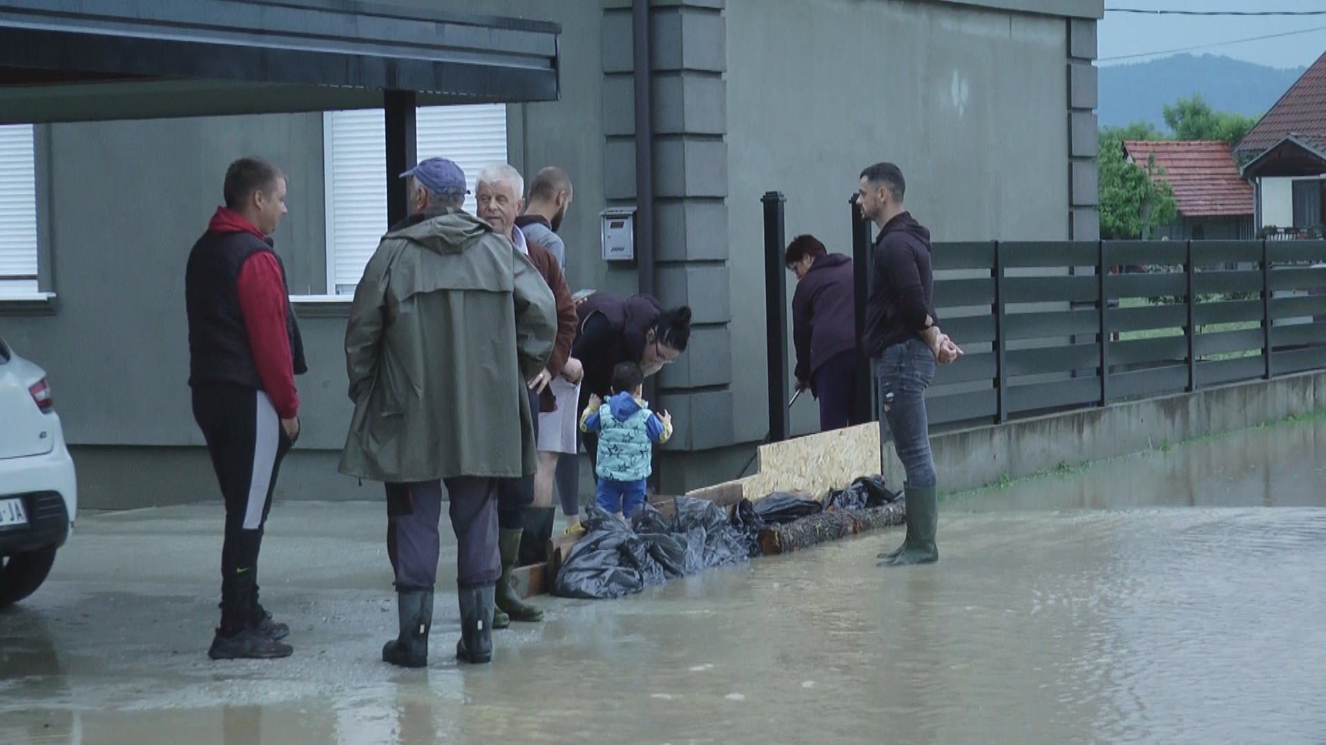 Voda se izlila na ulice, domaćinstva ostala bez snabdevanja: Havarija u Užicu, pukla cev na magistralnom cevovodu