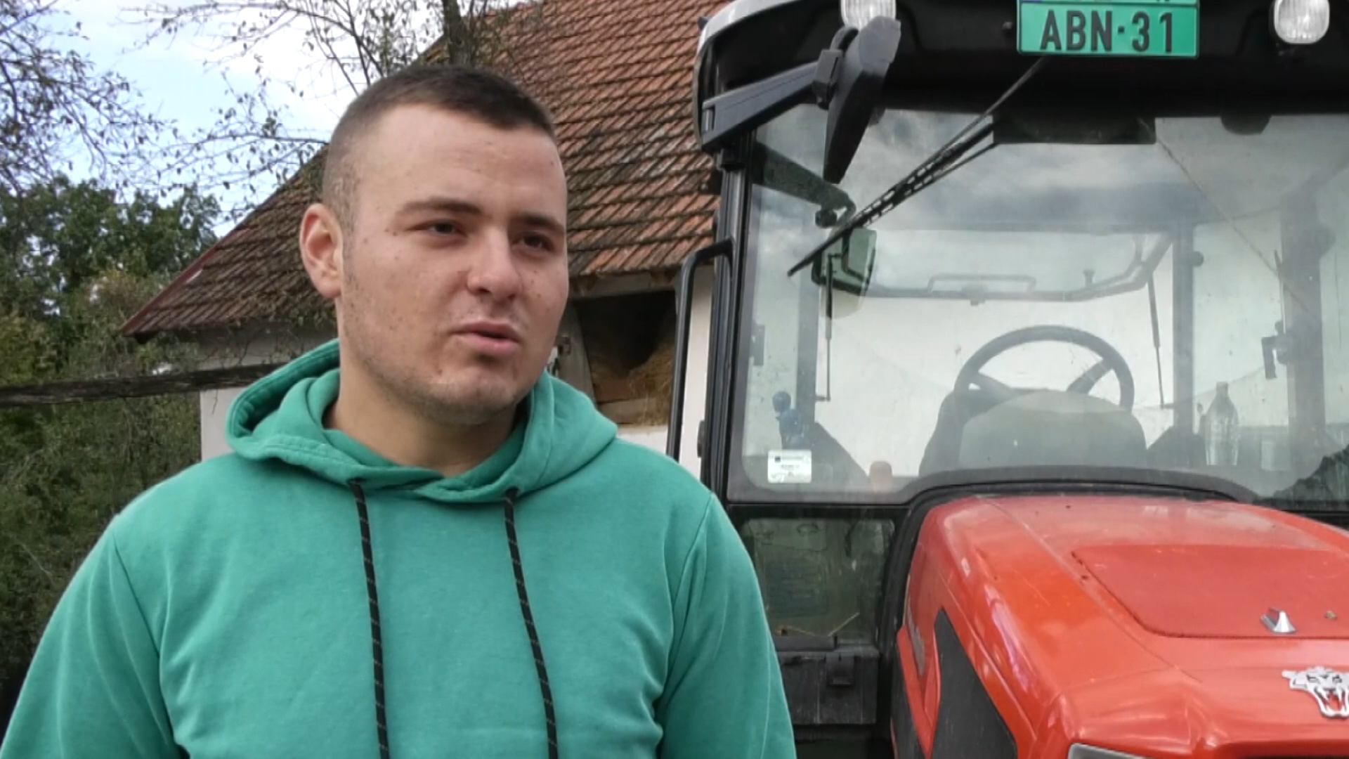Svi trče u grad da rade za platu, a ustvari život na selu je privlegija: Veljko odlučio da ostane na dedovini u užičkom selu, gaje hektar maline i preko 50 grla stoke (FOTO)