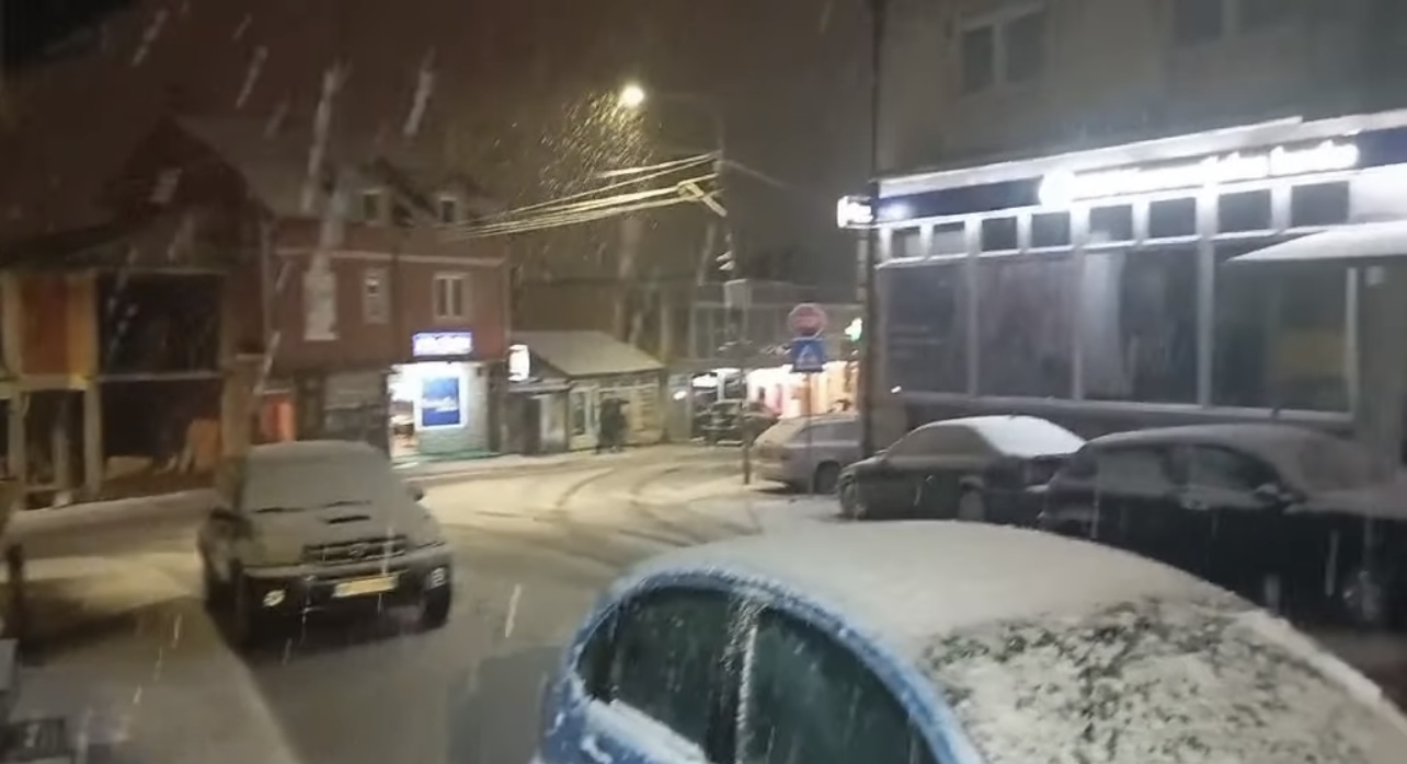 Jaka mećava u Zlatiborskom okrugu: Kiša prešla u najavljeni sneg, u Novoj Varoši obelele gradske ulice