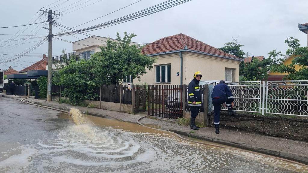 Parkirali u prazno i suvo rečno korito, a onda je nadošla nezapamćena bujica:  Komandir Božović otkriva uzrok potopa u Budvi - kiša konačno stala i situacija se stabilizuje 
