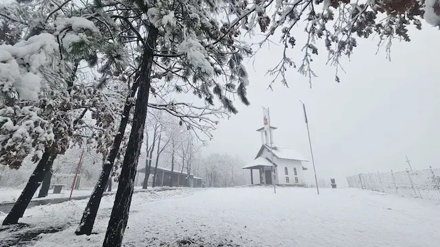 Mala crkva na Suvoboru pod prvimm snegom / foto: RINA