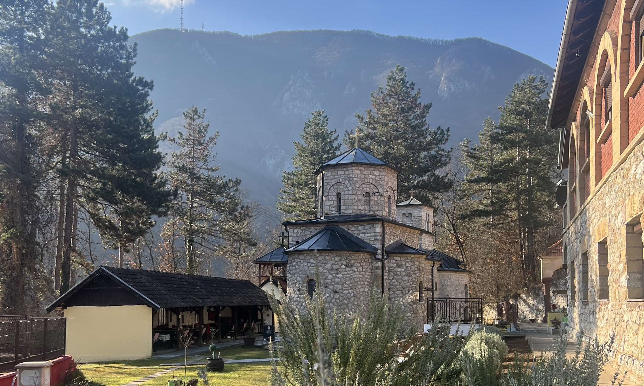 Pomaže u svakoj nevolji, ko se iskreno moli nađe spas: Danas se proslavlja čudotvorna ikona Bogorodice Brzopomoćnice, sa Svete Gore u manastir Jovanje doneo je ruski monah (FOTO)