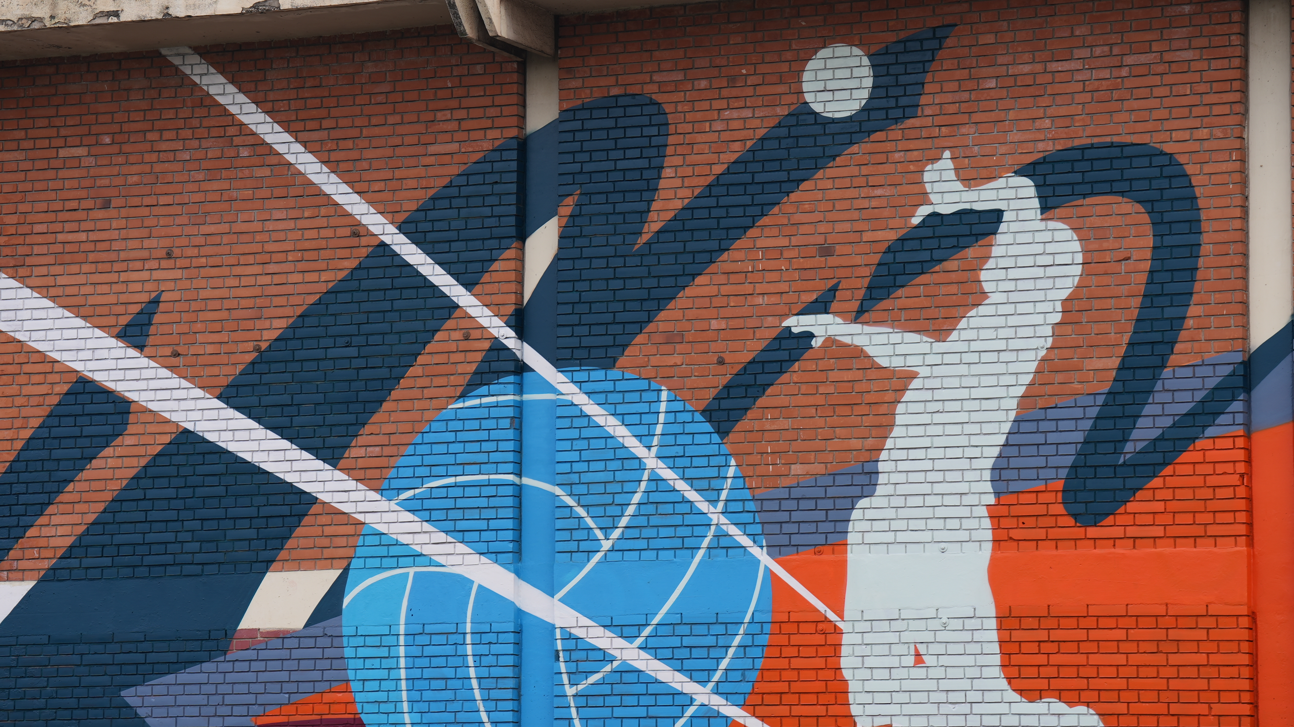 Voljeni nastavnik iz Čačka nikad neće biti zaboravljen: Na zidu škole u kojoj je radio oslikan mural posvećen Nenadu Grujiću (FOTO)