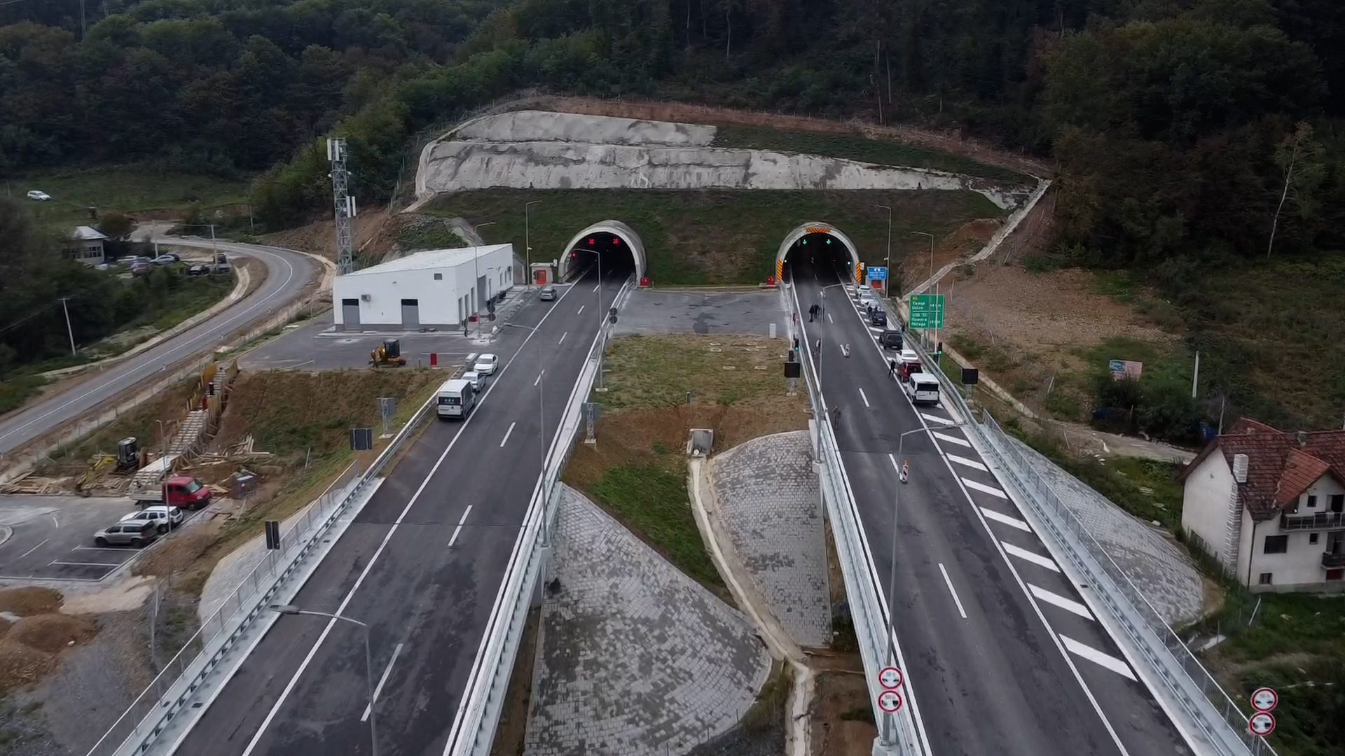Gusta magla smanjuje vidljivost na 150 do 200 metara na auto-putu: Važan apel stigao iz JP Putevi Srbije - vozači oprez 
