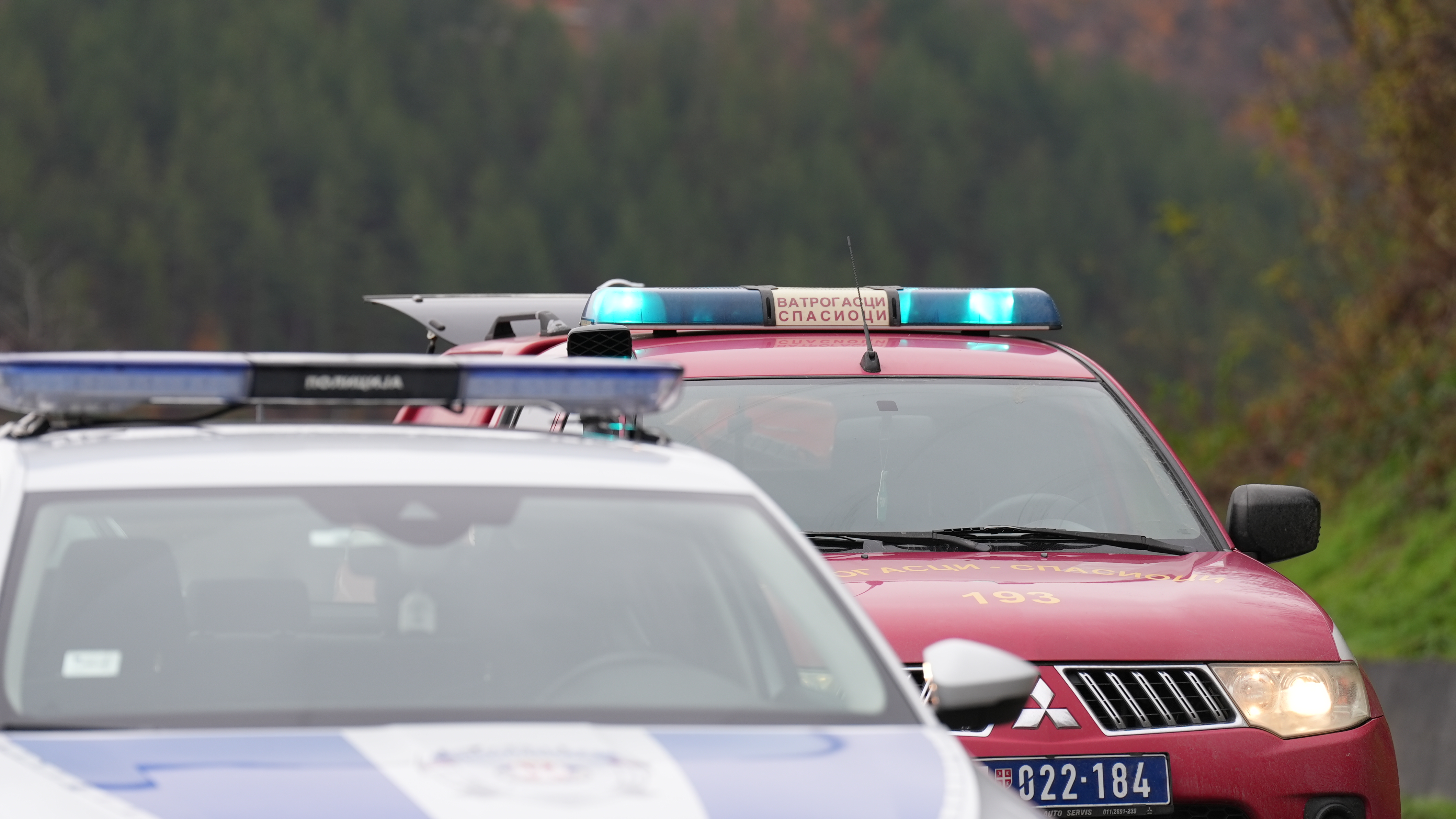 Tuga do neba: U automobilu koje je sletelo pronađena tela nestale Ane i njenog prijatelja, na lice mesta stigla vozila pogrebnog preduzeća (FOTO)