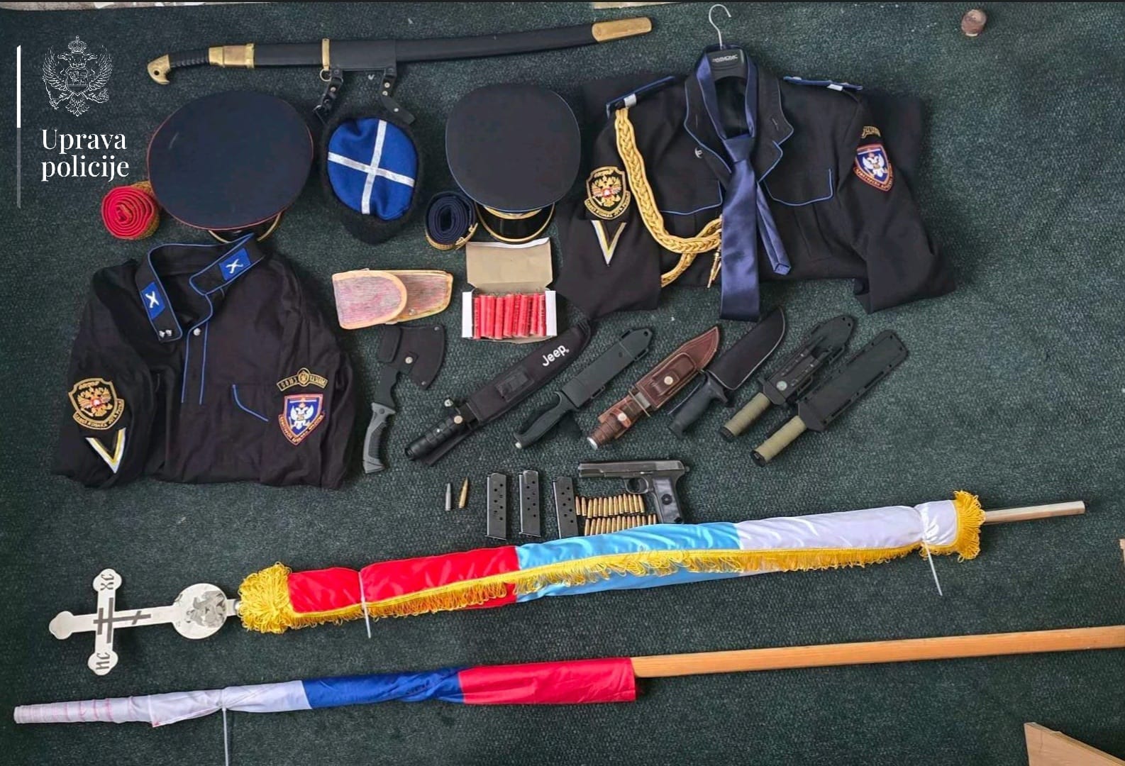 Kozačke sablje, bajoneti, uniforme i preko milion eura na računu: Crnogorac uhapšen zbog sumnje da je ratovao protiv Ukrajine, pretres izvršen na ukupno 13 lokacija (FOTO)