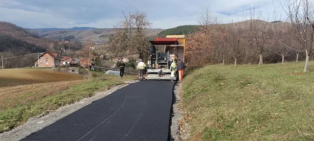 Puši se vreli asfalt u milanovačkim selima: Završavaju se radovi na putnoj infrastrukturi, velika stvar za meštane
