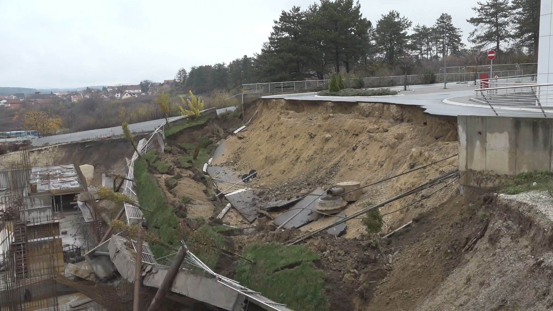 Dramatične slike sa mesta gde je jutros došlo do ogromnog obrušavanja: Gradilište u Kragujevcu bilo zatvoreno baš iz bezbedonosnih razloga (FOTO)(VIDEO)