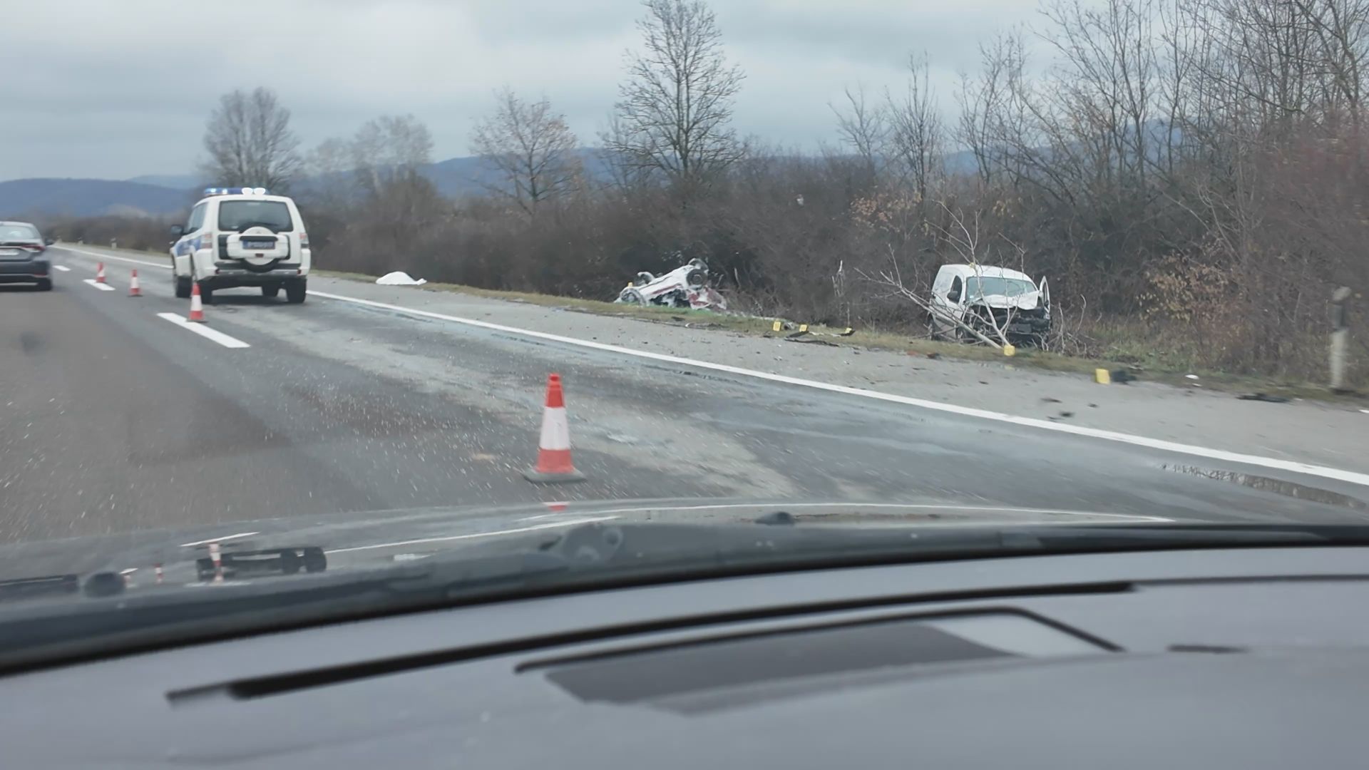 Teška nesreća kod Kragujevca, ima poginulih: Sudar dva automobila, od siline udara oba završila van kolovoza (FOTO)(VIDEO)