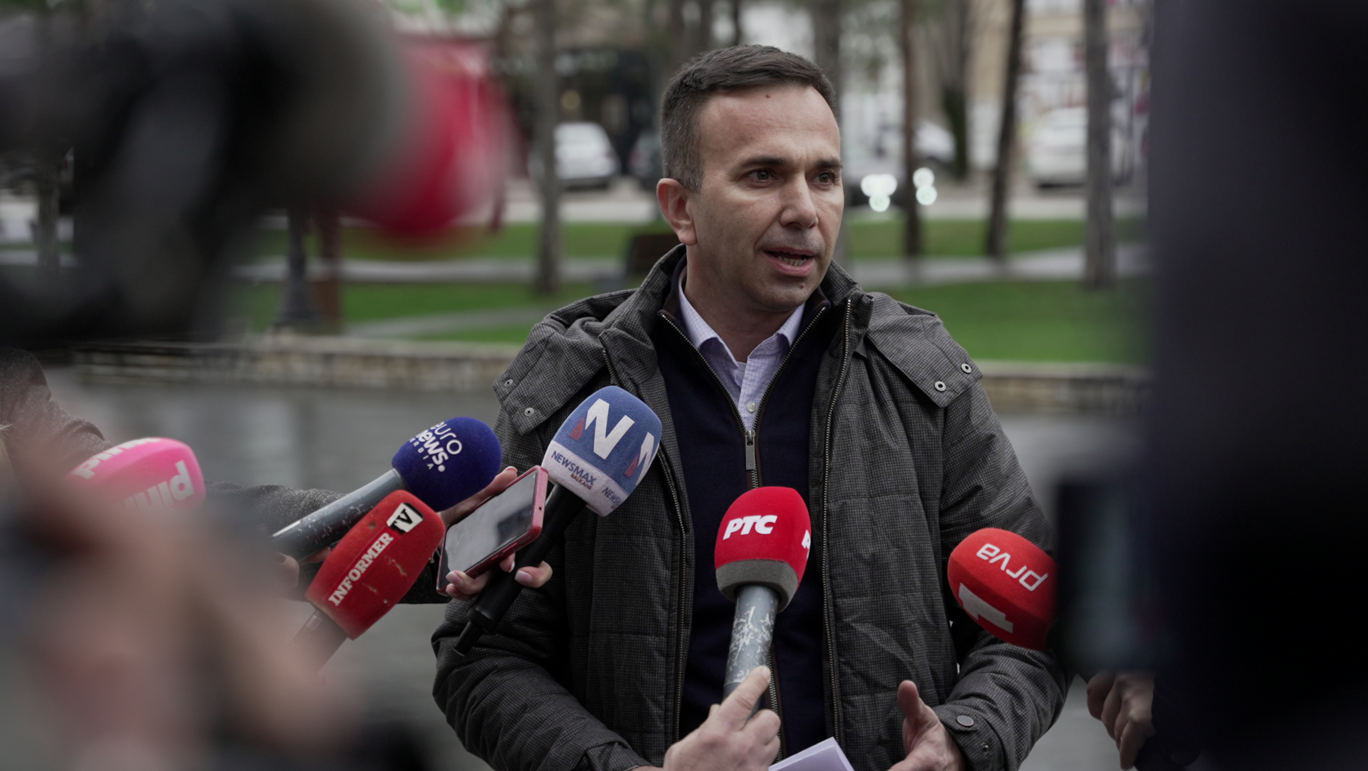 Blokaderi upali u dvoriše predsednika opštine, dete uplašeno odmah pozvalo oca: Napeto u Mionici tokom izbornog dana, izlaznost do 14 sati 43 odsto 