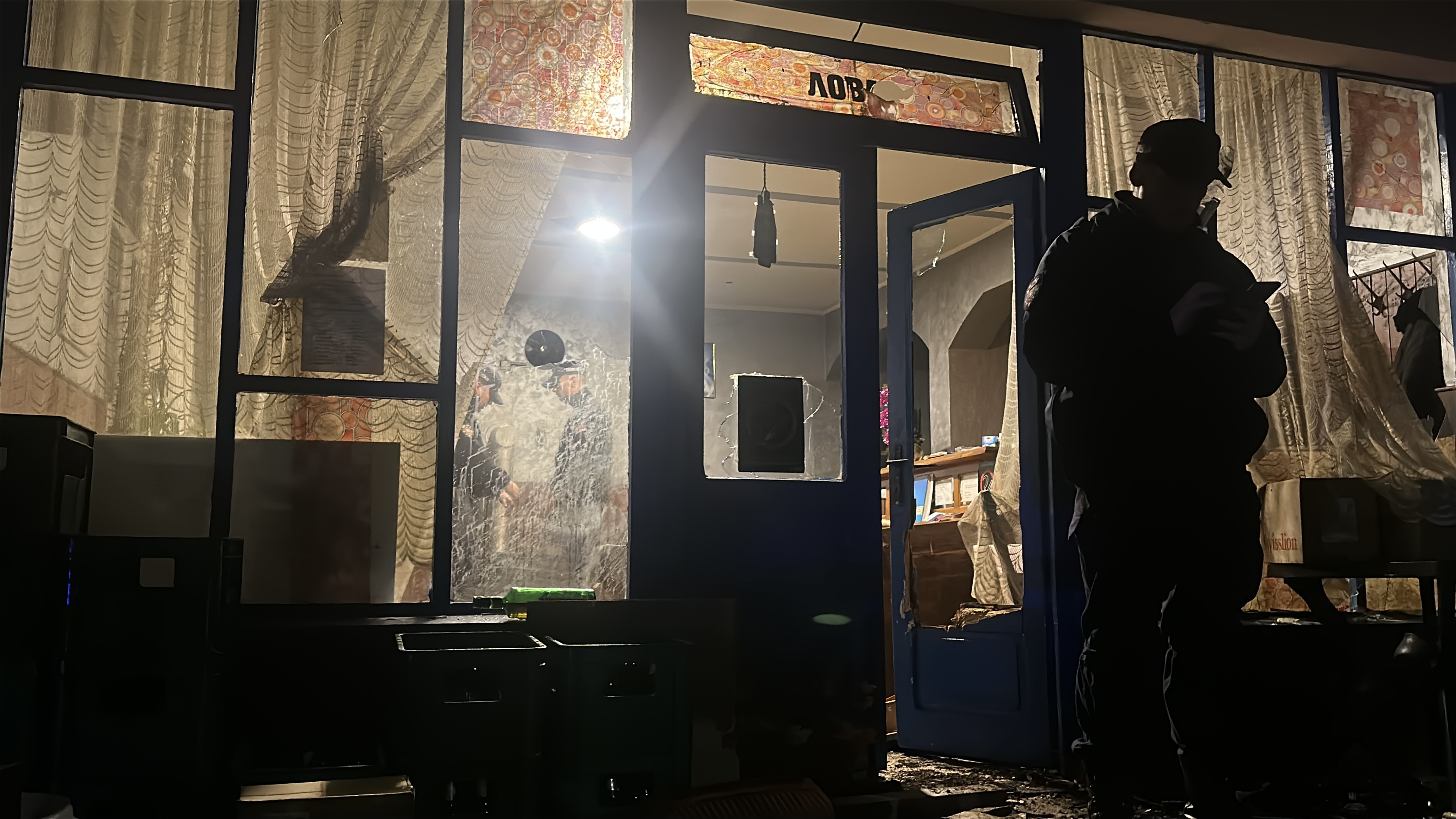 Užasna tuča "ćacija" i "blokadera" u kafani kod Mionice, ovo su slike sa lica mesta: Sevale stolice, čaše i flaše - policija u tri marice strpala oko 20 ljudi, ima i povređenih (FOTO)(VIDEO)
