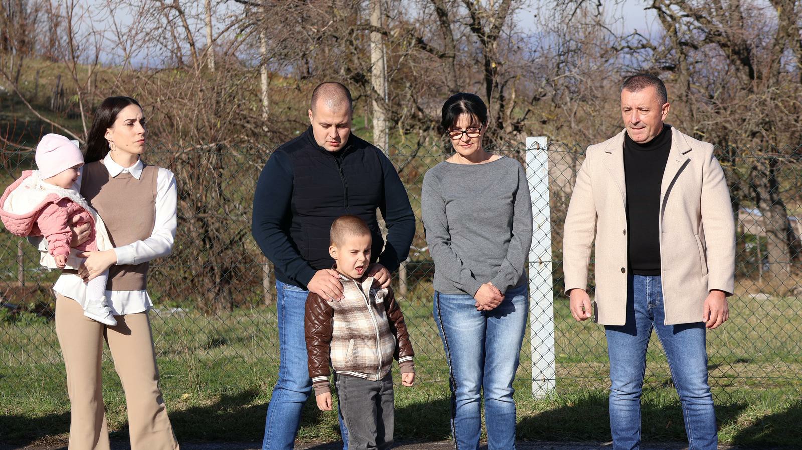 Vučić u poseti porodici Janković u selu Tolići kod Mionice / foto: RINA