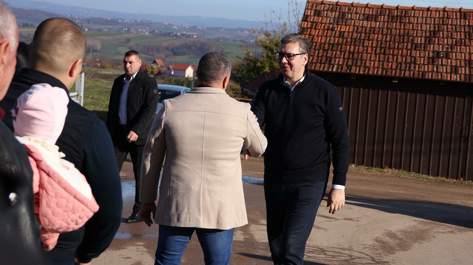 Vučić u poseti porodici Janković u selu Tolići kod Mionice / foto: RINA
