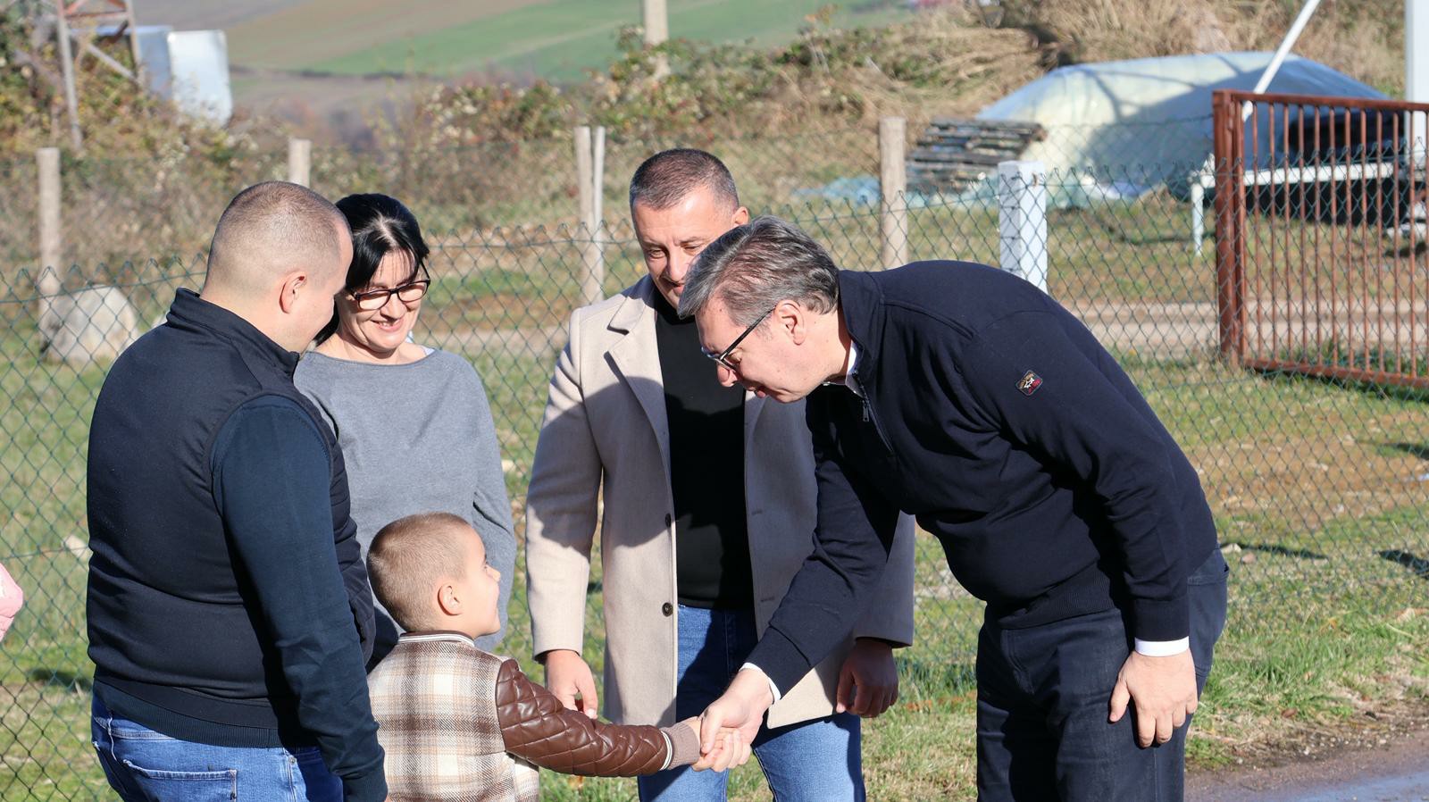 Vučić u poseti porodici Janković u selu Tolići kod Mionice / foto: RINA