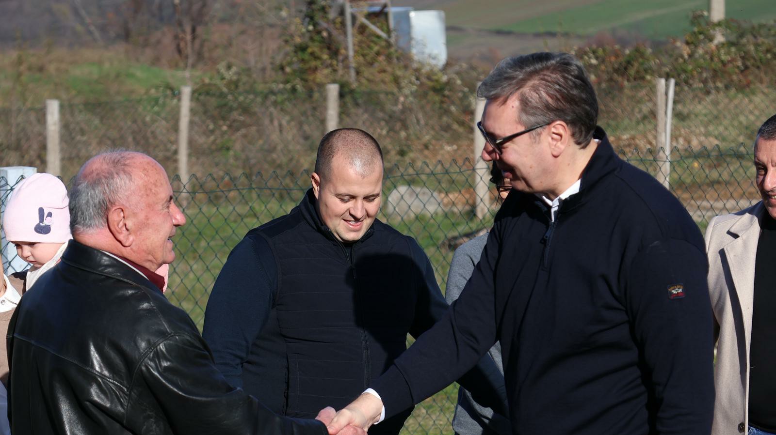 Vučić u poseti porodici Janković u selu Tolići kod Mionice / foto: RINA