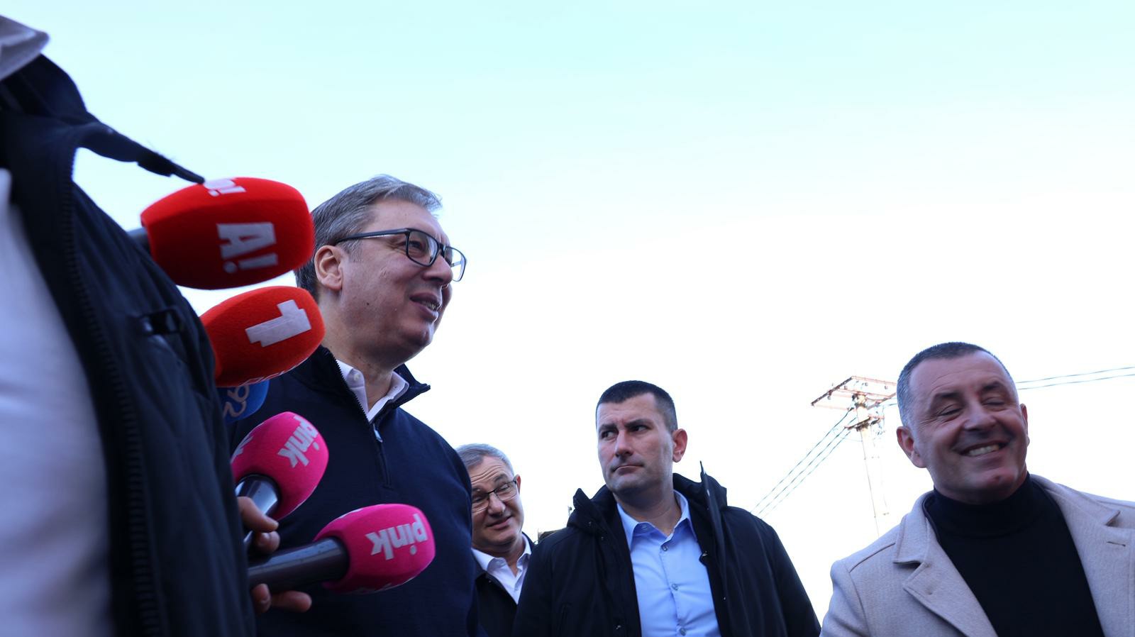 Vučić u poseti porodici Janković u selu Tolići kod Mionice / foto: RINA