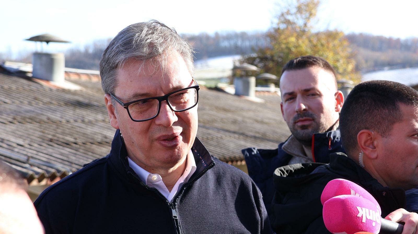 Vučić u poseti porodici Janković u selu Tolići kod Mionice / foto: RINA