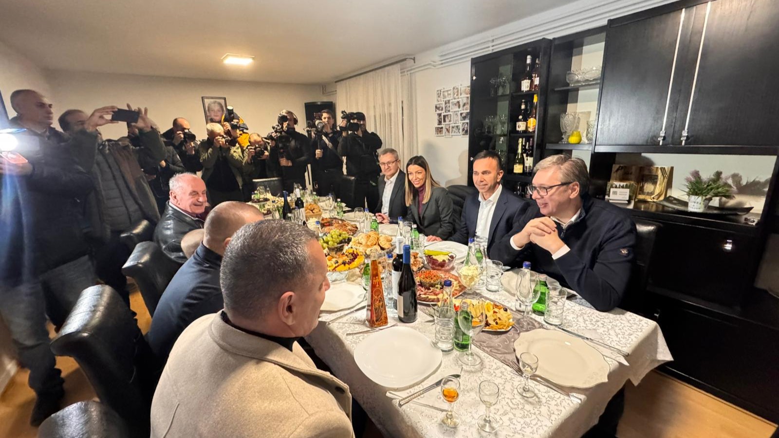 Dobro nam došao predsedniče: Vučić domaćinski i uz čašicu rakije dočekan u domaćinstvu Jankovića u Mionici (FOTO)(VIDEO)