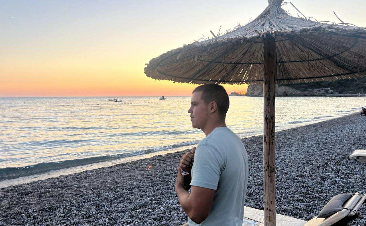 Konobarisao na plaži i naplaćivao ležaljke pa uštedeo da kupi auto: Miodrag (19) sa Zlatibora umesto provoda sa društvom birao je da radi - još i te kako ima vredne omladine u Srbiji (FOTO)