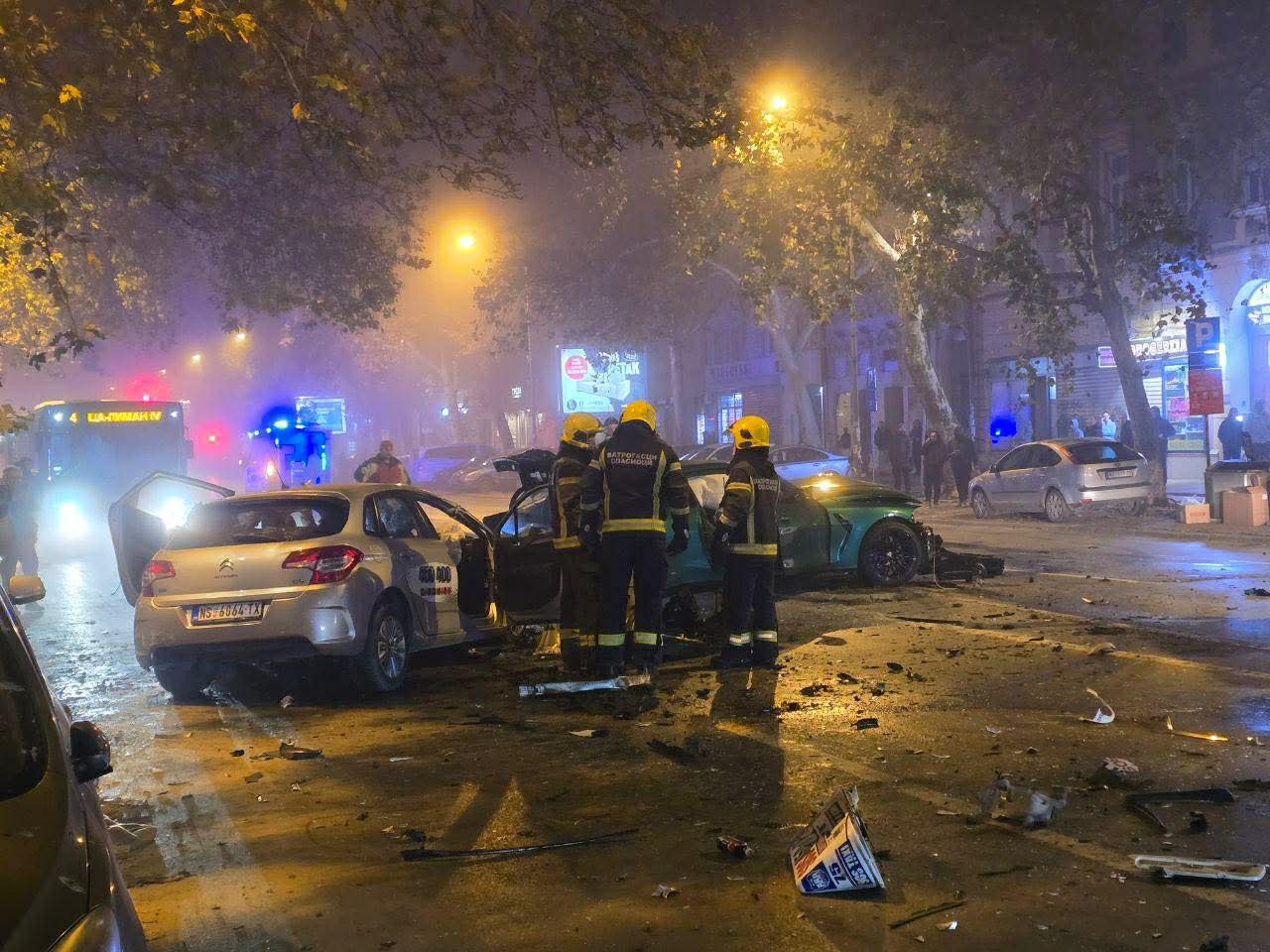 Taksi zgužvan kao list papira: Užasne slike sa mesta nesreće u Novom Sadu, vozač bmw-a u velikoj brzini prešao u suprotnu traku (FOTO)