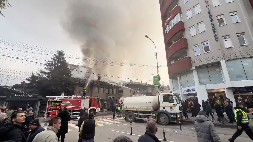 Gori kuća u Novom Pazaru/ Foto: RINA