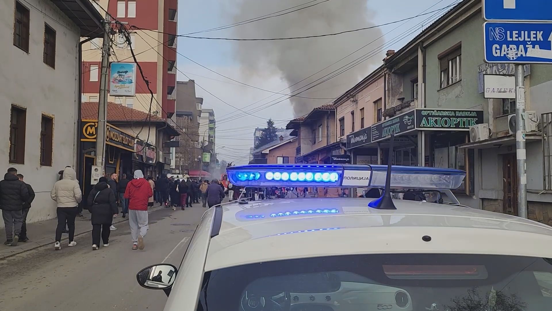 Gori kuća u centru Novog Pazara, vatrogasci sprečavaju širenje plamena (FOTO)(VIDEO)