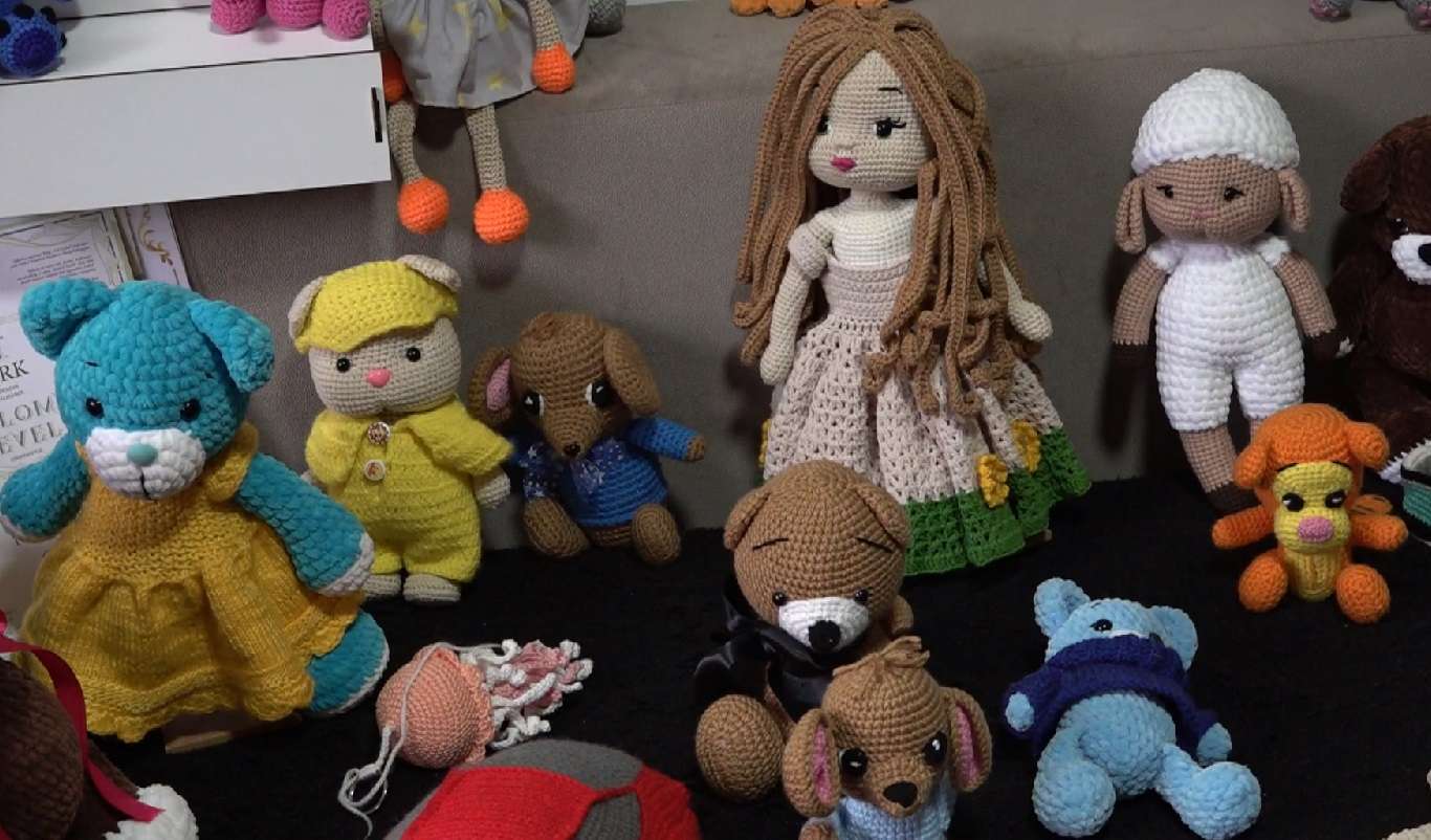 Zaboravite "labubu" ove srpske lutkice su pravi hit: Melita iz Priboja ručno hekla savršene igračke amigrumi tehnikom, sve što napravi to i proda (FOTO)