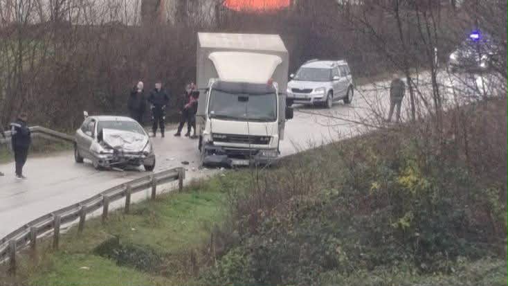 Žestok sudar automobila i kamiona kod Čačka: Prednji deo vozila skoro potpuno smrskan, teretnjak umalo da sleti sa puta u kanal (FOTO)