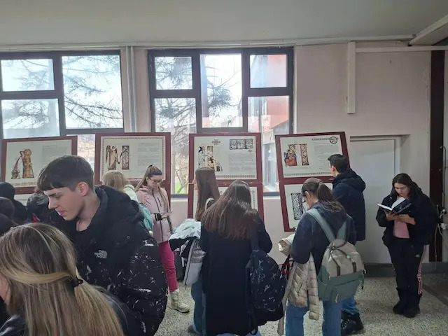 Čast je biti deo jedne ovakve priče: Izložba "Moja ćirilica" otvorena u Mašinsko-saobraćajnoj školi u Čačku. očuvanje sprske tradicije i pisma kao prioritet među mladima (FOTO)