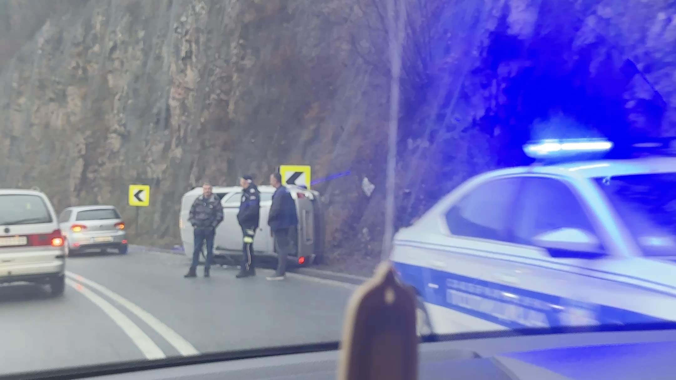 Izgubio kontrolu, udario u kamenu obalu pa se prevrnuo: Teška nezgoda na putu Užice - Čajetina