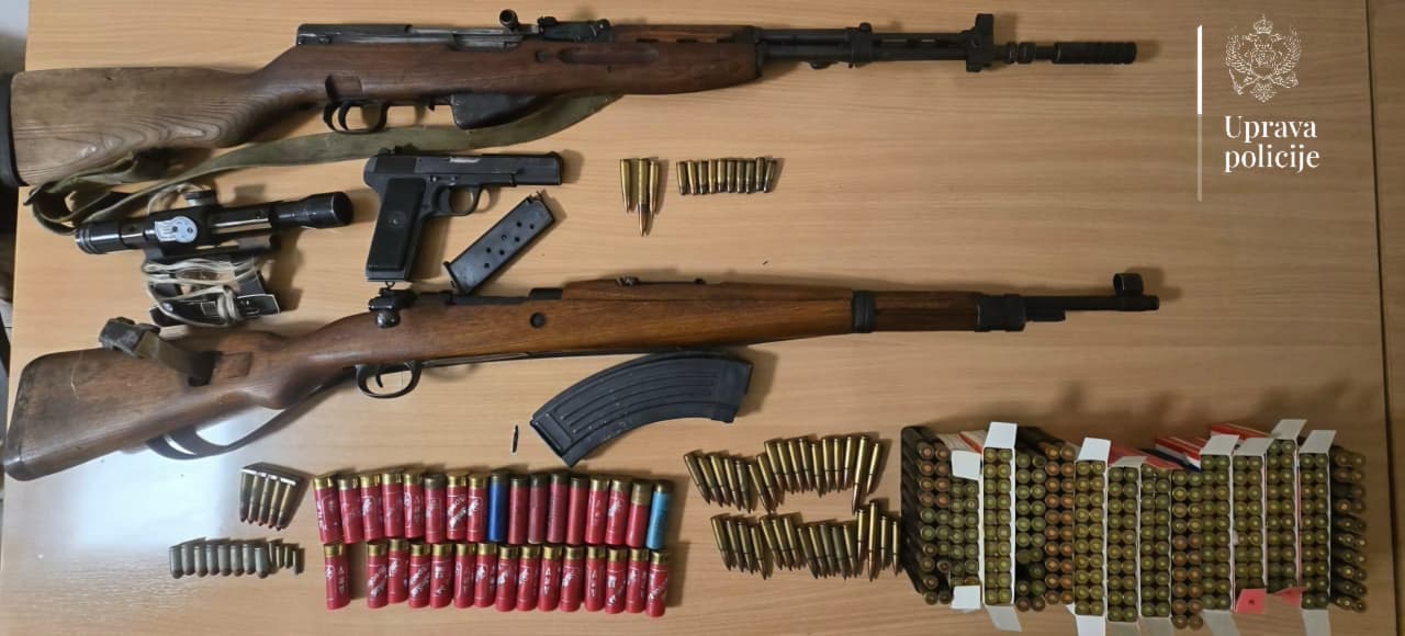 Pretresi u Plužinama: Nikšićka policija zaplenila puške, pištolj i više od 370 komada municije
