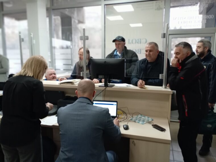 Pljušte prijave za nelegalne objekte u Prijepolju, gužve od ranog jutra: Građani rešavaju veliki problem - mnogo nam znači što sada možemo sve da sredimo (FOTO)