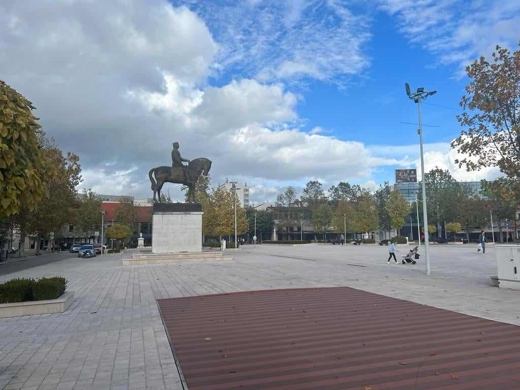 Crno jutro u Nikšiću: Dve osobe ubijene nožem u stanu u centru grada, za ubicom se traga