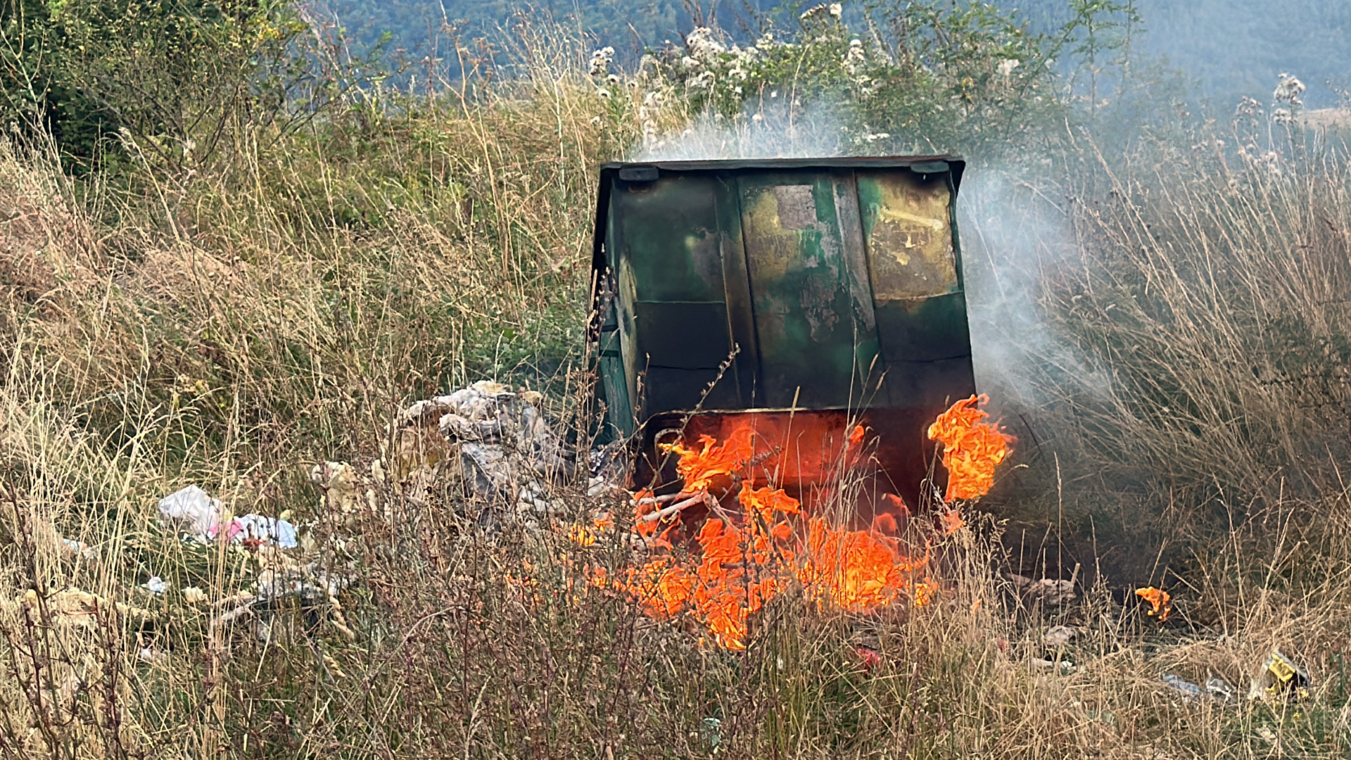 Incident u Kragujevcu zbog neodgovornih ljudi - zapalio se kontejner: Hitan apel upućen građanima iz nadležnog komunalnog preduzeća